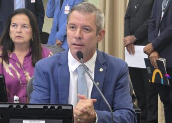 Cabo Bebeto repercute decisão do deputado federal Eduardo Bolsonaro, que anunciou licença do mandato