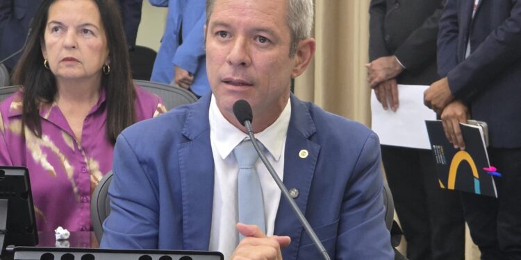 Cabo Bebeto repercute decisão do deputado federal Eduardo Bolsonaro, que anunciou licença do mandato