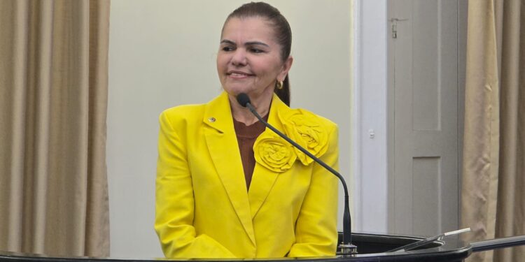 No retorno à Assembleia, Ângela Garrote reafirma compromisso com o povo alagoano