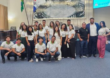 Estudantes do Ifal Penedo visitam o Parlamento alagoano e conhecem processos legislativos