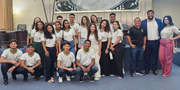 Estudantes do Ifal Penedo visitam o Parlamento alagoano e conhecem processos legislativos