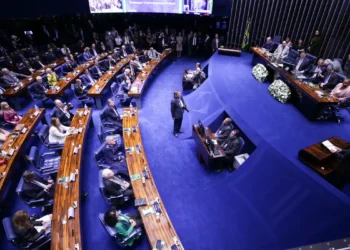 Em meio ao PL da Anistia, Senado homenageia redemocratização do Brasil