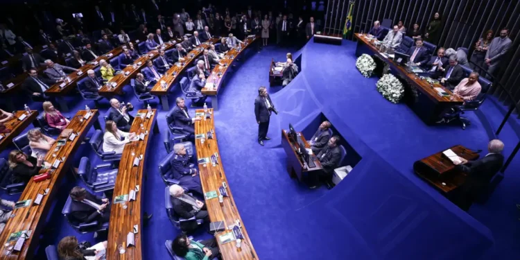 Em meio ao PL da Anistia, Senado homenageia redemocratização do Brasil