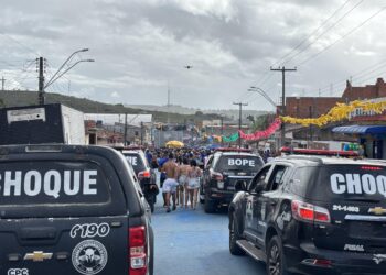 Policia Militar garante tranquilidade durante desfile do Bloco Tudo Azul, em Murici