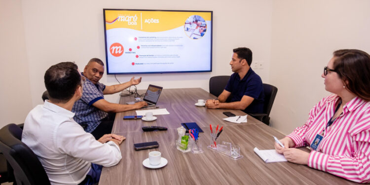 Vice-prefeito se reúne com ativista referência em iniciativas sociais