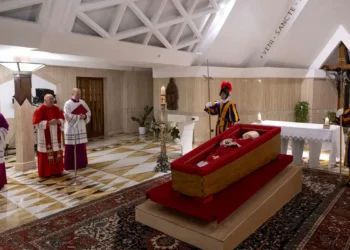 Alcolumbre, Motta e Barroso devem acompanhar Lula no velório do papa