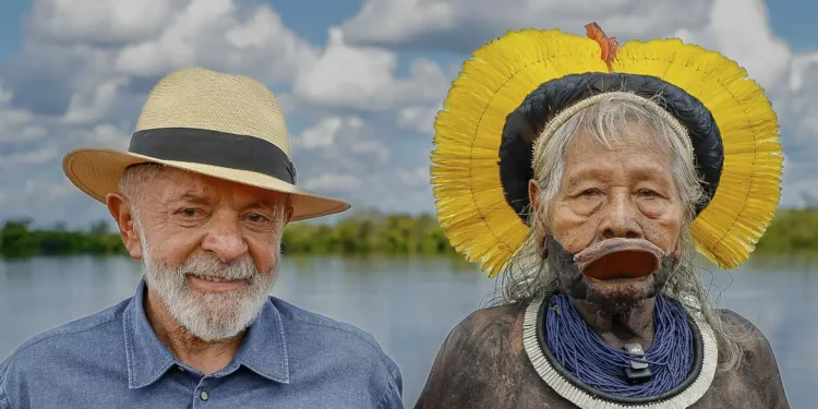 Raoni recebe medalha de Lula e alerta sobre exploração de petróleo