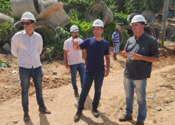 Vice-prefeito e titular da Seminfra visita obras nas grotas do Ipanema e da Cerâmica