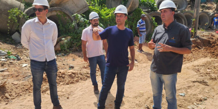 Vice-prefeito e titular da Seminfra visita obras nas grotas do Ipanema e da Cerâmica