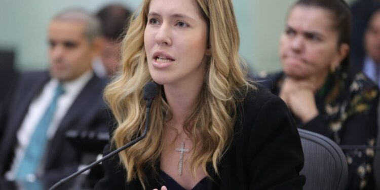 Cibele Moura defende que universidades estaduais realizem vestibulares próprios