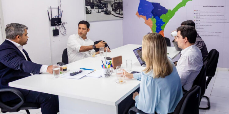 Vice-prefeito debate com Correios ações para ampliar atendimento em locais de difícil acesso