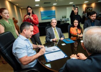 Governador assina acordo que permite emissão da Carteira de Identidade pelos cartórios