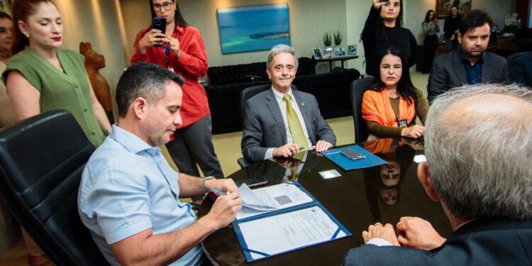 Governador assina acordo que permite emissão da Carteira de Identidade pelos cartórios