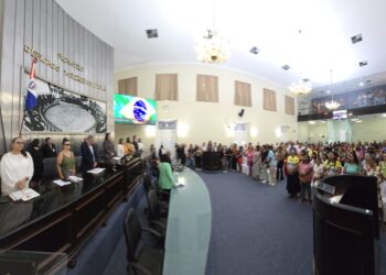 Ministra participa de sessão na Assembleia e discute políticas públicas para as marisqueiras