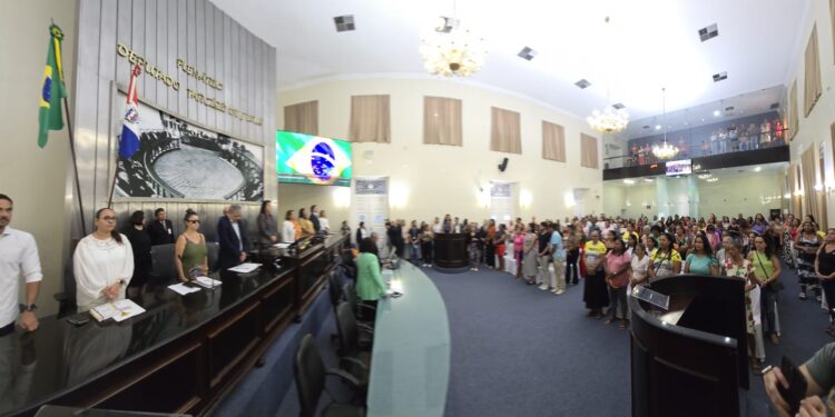 Ministra participa de sessão na Assembleia e discute políticas públicas para as marisqueiras
