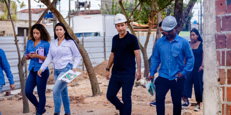 Vice-prefeito e titular da Seminfra vistoria obras de praças na parte alta de Maceió