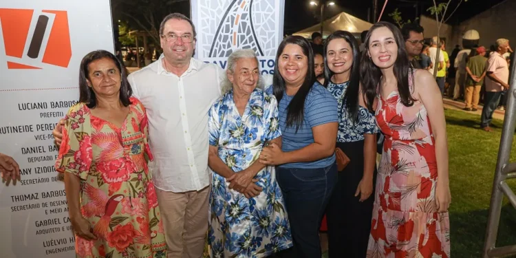 Praça Manoel Clarindo Lopes foi inaugurada pelo prefeito Luciano Barbosa na noite desta sexta-feira (4)