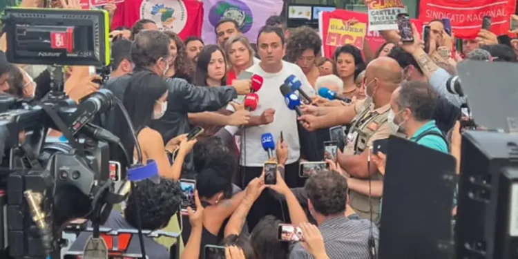 Glauber Braga encerra greve de fome após acordo com Hugo Motta