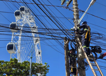 Ilumina retira 3,5 toneladas de cabos abandonados da orla da Pajuçara