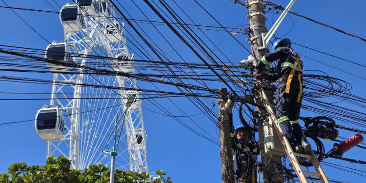 Ilumina retira 3,5 toneladas de cabos abandonados da orla da Pajuçara