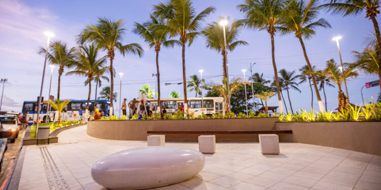 JHC entrega praça Hélio Vasconcelos totalmente revitalizada