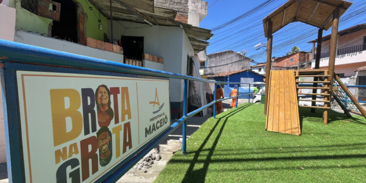 Programa Brota na Grota transforma praça e renova esperança na Grota do Cigano