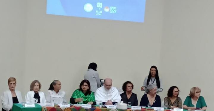 Enfermeira e professora Heloísa Helena recebe título de Doutora Honoris Causa pela UFAL