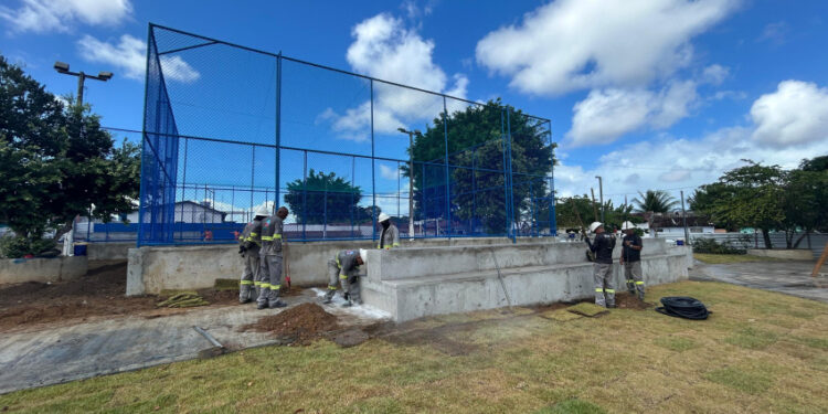 Praça do Conjunto Carminha recebe nova rede de iluminação no Biu