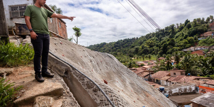 Vice-prefeito e titular da Seminfra visita obras na encosta da Marquês de Abrantes