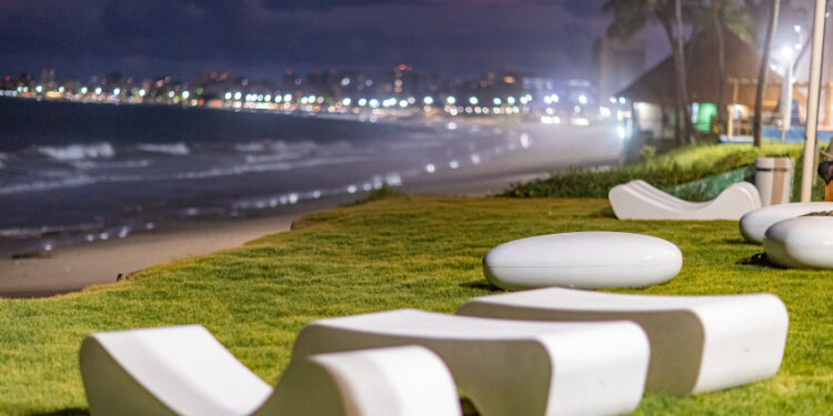 Praias de Jatiúca e Cruz das Almas recebem novos móveis