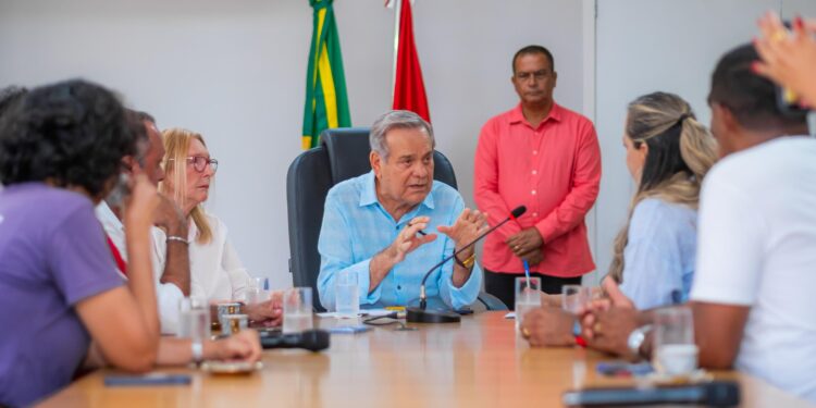 Governador em exercício recebe representantes sindicais no Palácio República dos Palmares