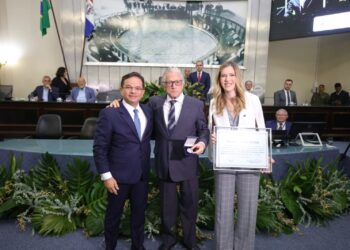 Teotonio Vilela Filho recebe comenda Tavares Bastos em solenidade marcada por homenagens e resgate histórico