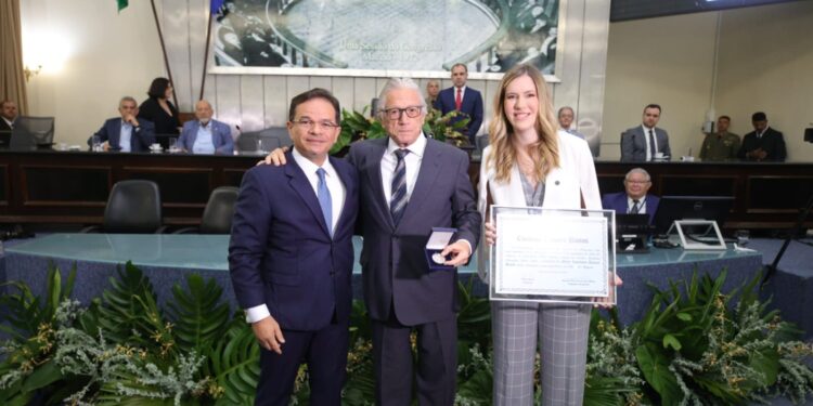 Teotonio Vilela Filho recebe comenda Tavares Bastos em solenidade marcada por homenagens e resgate histórico