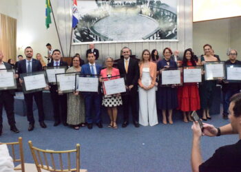 Assembleia homenageia autoridades com a comenda Fátima Pirauá