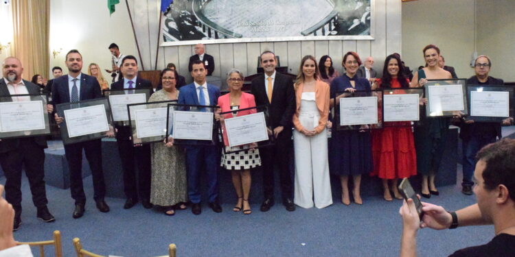 Assembleia homenageia autoridades com a comenda Fátima Pirauá