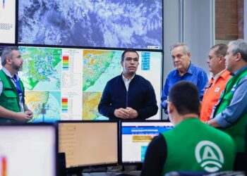 Na Sala de Alerta, governador em exercício e secretário Vitor Pereira monitoram situação das chuvas em Alagoas