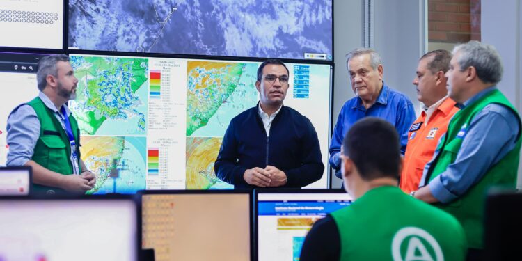 Na Sala de Alerta, governador em exercício e secretário Vitor Pereira monitoram situação das chuvas em Alagoas