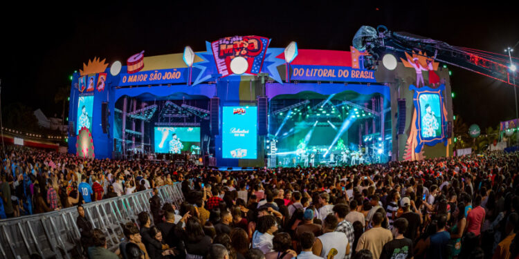 Luan Santana e Zezé Di Camargo & Luciano animam a segunda-feira do São João Massayó