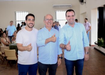 Luciano Amaral visita obras em Penedo ao lado de Ronaldo Lopes e Guilherme Lopes, reforçando parceria pelo desenvolvimento e fortalecendo base política local