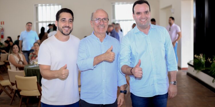 Luciano Amaral visita obras em Penedo ao lado de Ronaldo Lopes e Guilherme Lopes, reforçando parceria pelo desenvolvimento e fortalecendo base política local