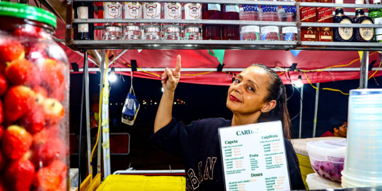 Ambulantes comemoram sucesso de vendas no encerramento do São João Massayó 2025