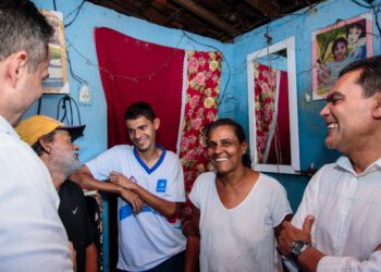 Governador visita estudante em São Sebastião e reforça compromisso com a educação