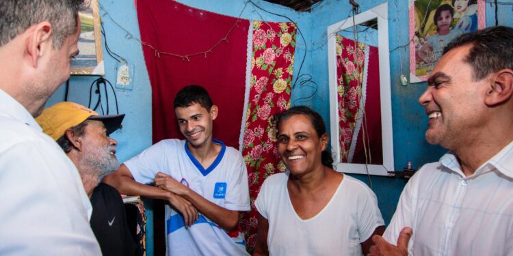 Governador visita estudante em São Sebastião e reforça compromisso com a educação