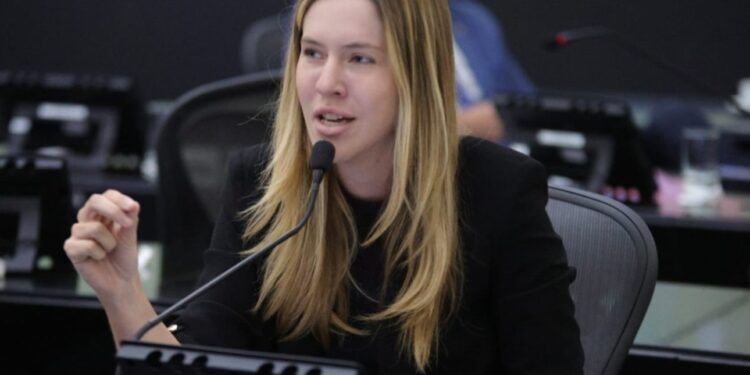 Cibele Moura anuncia fim dos fogos com estampido em Alagoas a partir de 2026