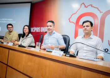 Paulo Dantas e prefeitos firmam pacto para fortalecer educação em Alagoas