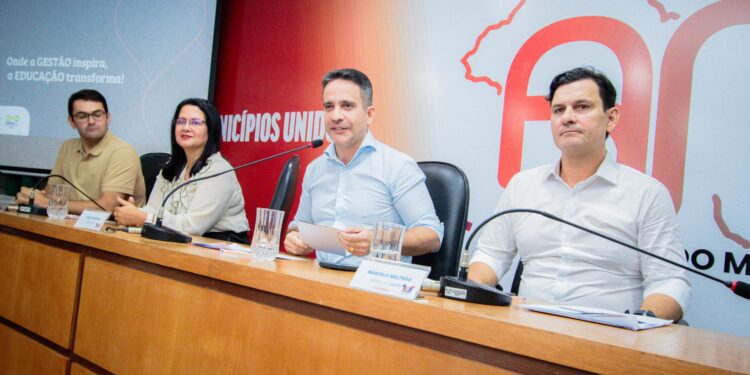 Paulo Dantas e prefeitos firmam pacto para fortalecer educação em Alagoas