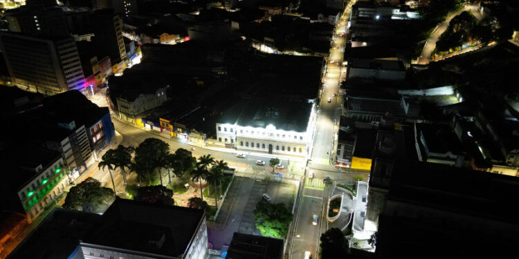 Ruas do Centro de Maceió têm iluminação pública modernizada com tecnologia LED