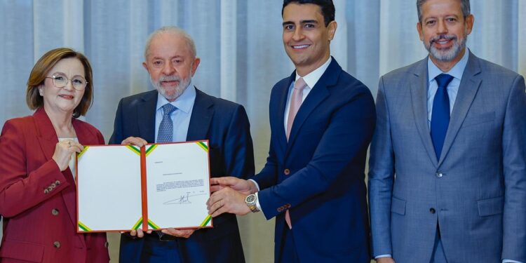 Ao lado de Lula e de JHC, Arthur Lira participa de ato simbólico de indicação de Marluce Caldas ao STJ