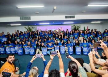 Daqui Pra o Mundo: Governador entrega 100 kits de viagem para alunos que farão intercâmbio na Inglaterra