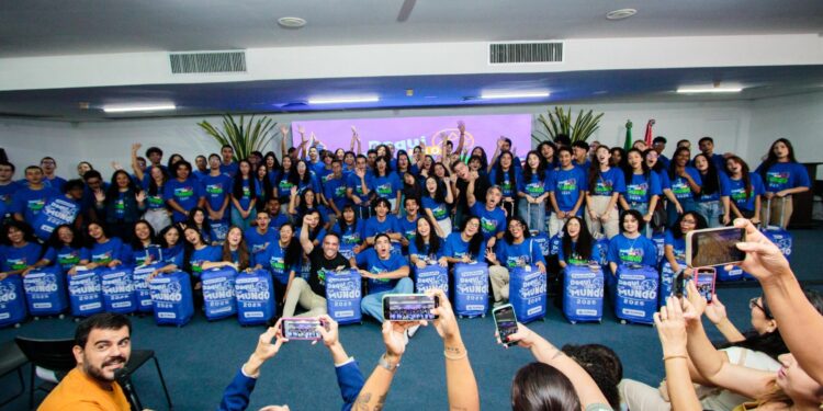 Daqui Pra o Mundo: Governador entrega 100 kits de viagem para alunos que farão intercâmbio na Inglaterra